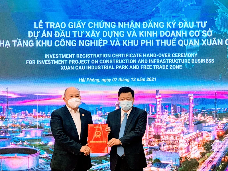Trưởng ban Quản lý Khu kinh tế Hải Phòng trao giấy chứng nhận đầu tư cho Công ty cổ phần đầu tư Xuân Cầu-Lạch Huyện.