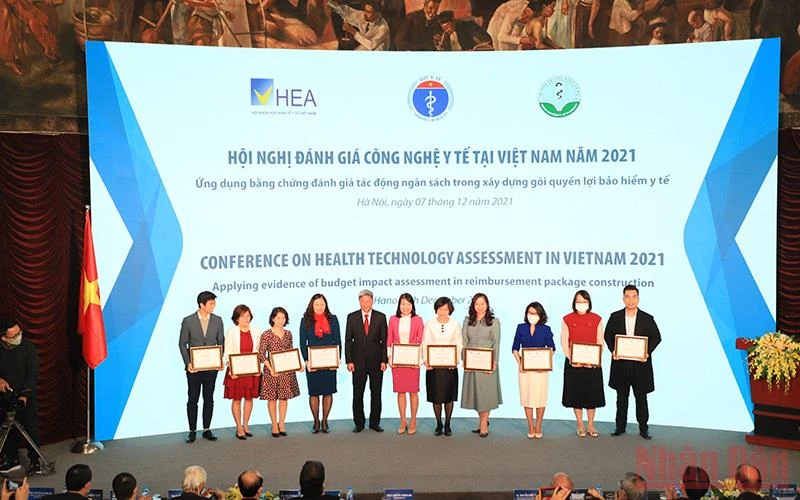 Thứ trưởng Y tế Nguyễn Trường Sơn trao chứng nhận cho các báo cáo viên trong nước.