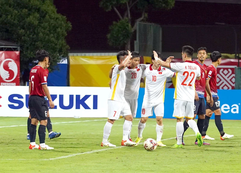 Đội tuyển Việt Nam thắng Lào với tỷ số 2-0 nhờ bàn thắng của Công Phượng và Phan Văn Đức. 
