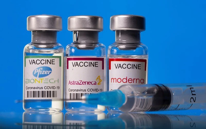 Nhiều quốc gia trên thế giới đã và đang triển khai tiêm kết hợp nhiều loại vaccine ngừa Covid-19 trong bối cảnh phải đối mặt với số ca nhiễm tăng cao. (Ảnh: Reuters)