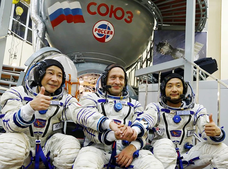 Tỷ phú Yusaku Maezawa (trái) cùng nhà du hành vũ trụ Nga Alexander Misurkin và trợ lý Yozo Hirano. (Ảnh: Reuters)