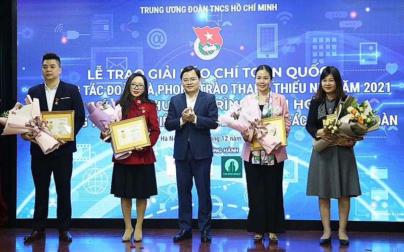 Đồng chí Nguyễn Anh Tuấn (đứng giữa trong ảnh) trao Kỷ niệm chương “Vì thế hệ trẻ” tặng các nhà báo có thành tích xuất sắc, đóng góp tích cực vào công tác Đoàn và phong trào thanh thiếu nhi.