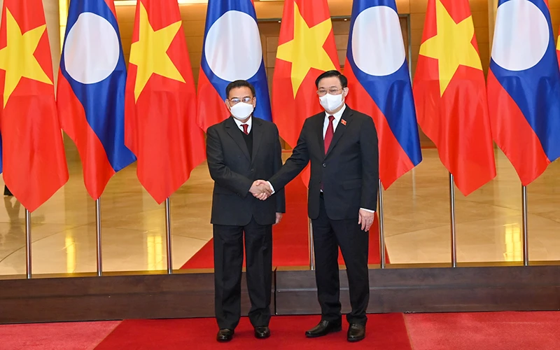 Chủ tịch Quốc hội Vương Đình Huệ và Chủ tịch Quốc hội Lào Saysomphone Phomvihane tại lễ đón. (Ảnh: Duy Linh)