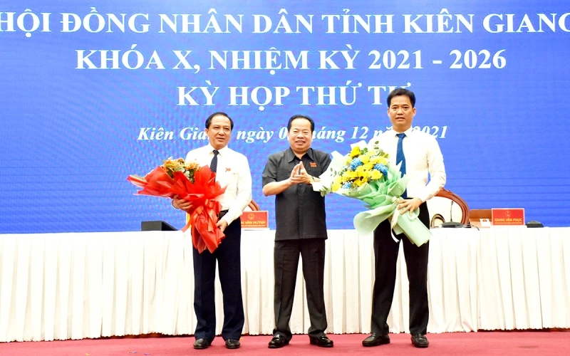 Thường trực HĐND tỉnh Kiên Giang tặng hoa cho ông Lê Quốc Anh (phải) và Nguyễn Đức Chín.