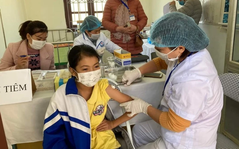 Tiêm vaccine phòng Covid-19 cho trẻ em tại huyện Ngân Sơn.