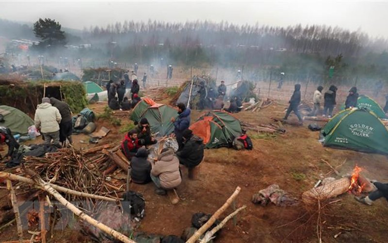 Người di cư tại trại tị nạn ở gần biên giới Belarus. (Ảnh: TTXVN)