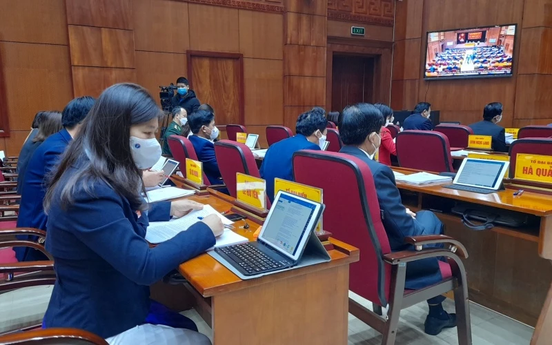 Đại biểu HĐND tỉnh Cao Bằng nghiên cứu tài liệu phục vụ kỳ họp trên máy tính.