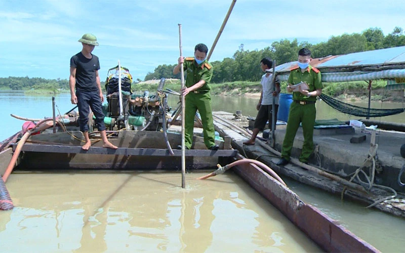 Hai tàu hút cát trái phép trên sông Chu bị Công an Thanh Hóa phát hiện, bắt giữ.
