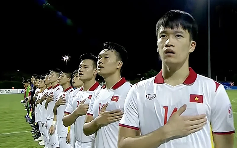 Các cầu thủ Việt Nam thực hiện nghi thức chào cờ, hát Quốc ca trước trận gặp đội tuyển Lào.Nguồn: NEXT SPORTS 