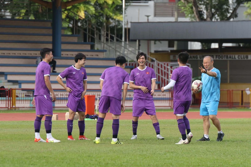Thầy trò HLV Park Hang-seo chơi "đá ma" trên sân Hougang, Singapore. (Ảnh: VFF)