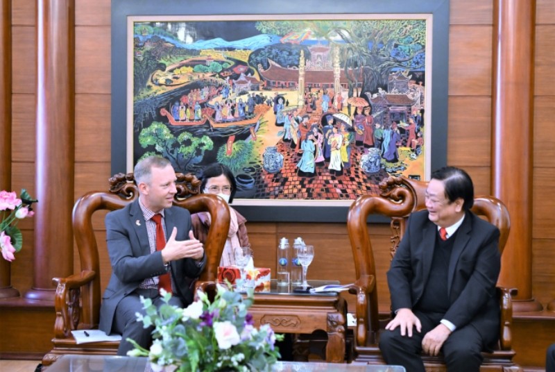 Bộ trưởng Lê Minh Hoan (phải) tiếp Đại sứ Vương quốc Anh tại Việt Nam, ông Gareth Ward. (Ảnh: PH)