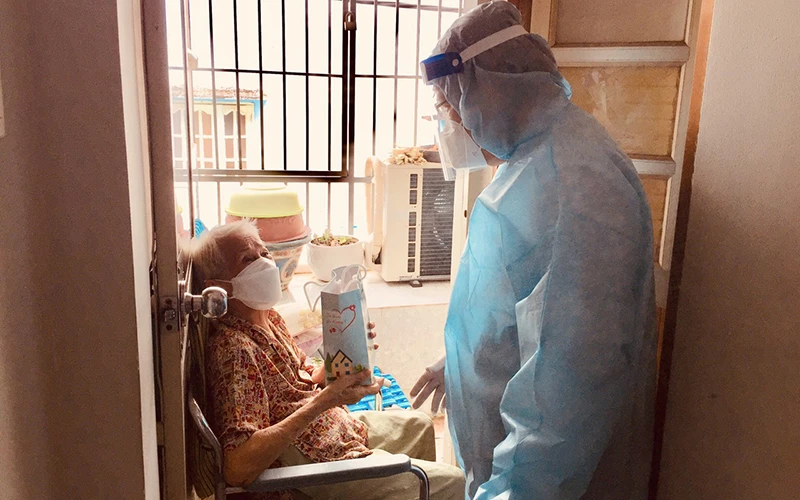 Chăm sóc người cao tuổi tại quận 10, TP Hồ Chí Minh. (Ảnh minh họa).