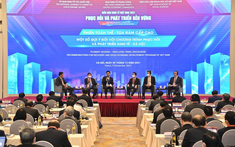 Quang cảnh phiên tọa đàm tại Diễn đàn Kinh tế Việt Nam 2021. Ảnh: Mỹ Hà