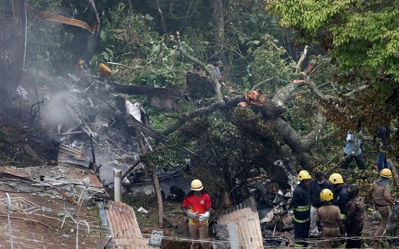 Nhân viên cứu hộ làm nhiệm vụ tại hiện trường vụ rơi máy bay ở khu vực Coonoor thuộc huyện Nilgiris, Ấn Độ. (Ảnh: REUTERS)