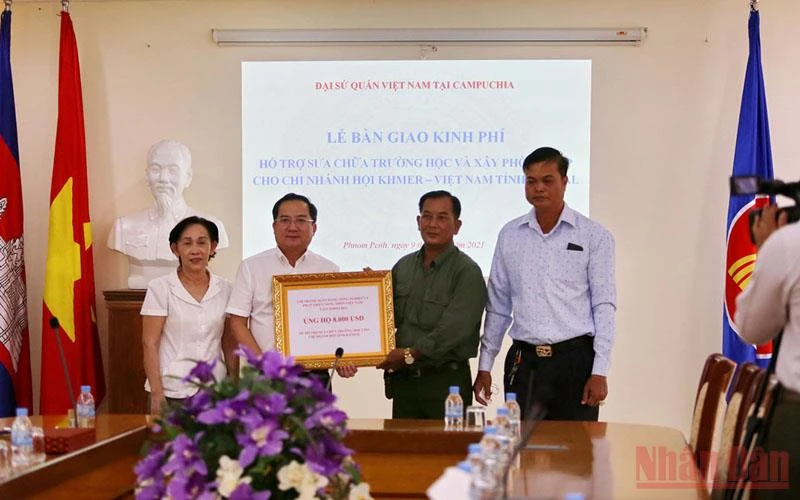 Đại diện Agribank tại Campuchia trao kinh phí hỗ trợ cho Chi nhánh Hội Khmer-Việt Nam tỉnh Kandal (Ảnh: Nguyễn Hiệp)