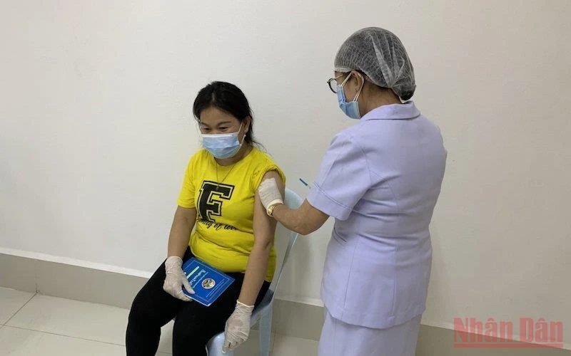 Tiêm vaccine ngừa Covid-19 tại Lào. (Ảnh: Xuân Sơn)