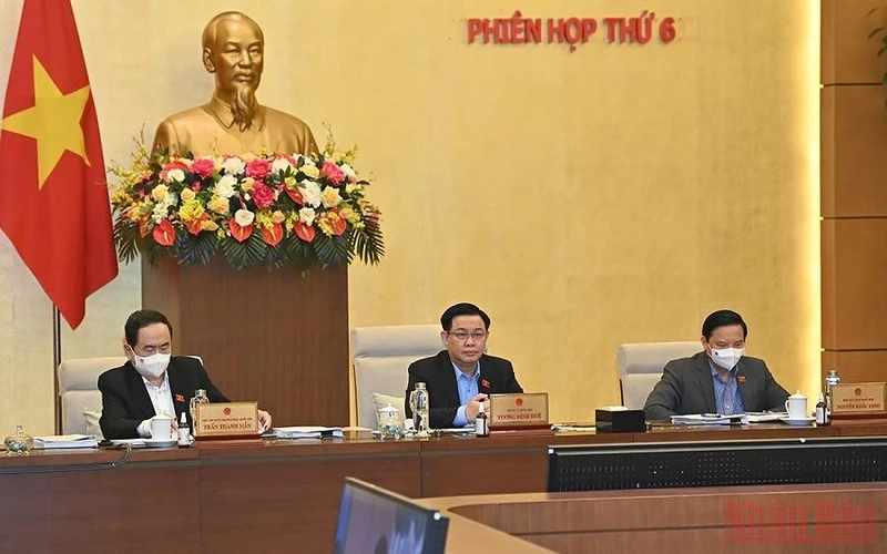 Chủ tịch Quốc hội Vương Đình Huệ cùng các Phó Chủ tịch Quốc hội dự phiên họp. (Ảnh: DUY LINH)