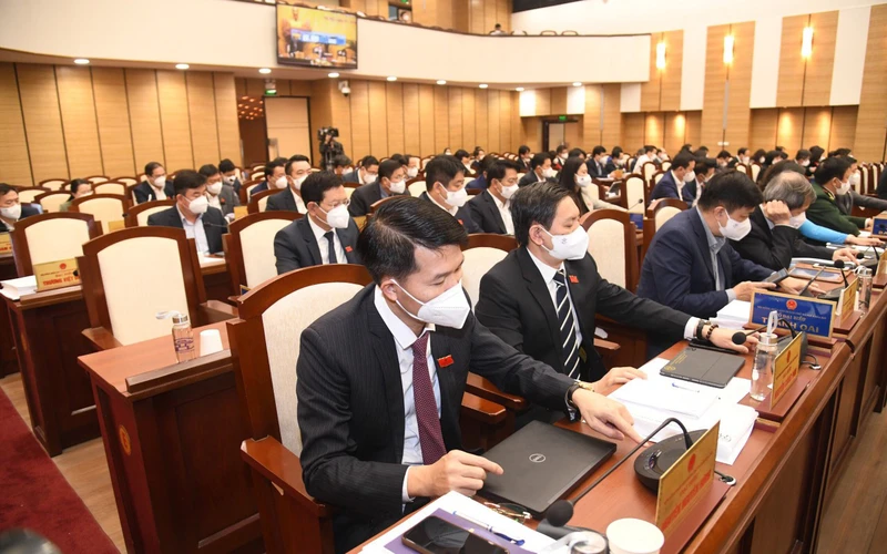 Các đại biểu Hội đồng nhân dân thành phố Hà Nội ấn nút thông qua Nghị quyết.
