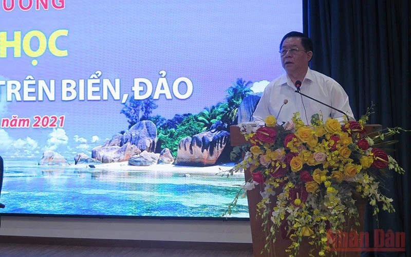 Đồng chí Nguyễn Trọng Nghĩa, Bí thư Trung ương Đảng, Trưởng Ban Tuyên giáo Trung ương, phát biểu tại hội thảo.