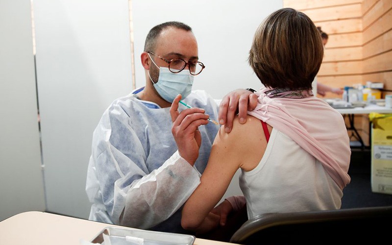 Tiêm vaccine ngừa Covid-19 cho người dân tại Pháp. (Ảnh: Reuters)