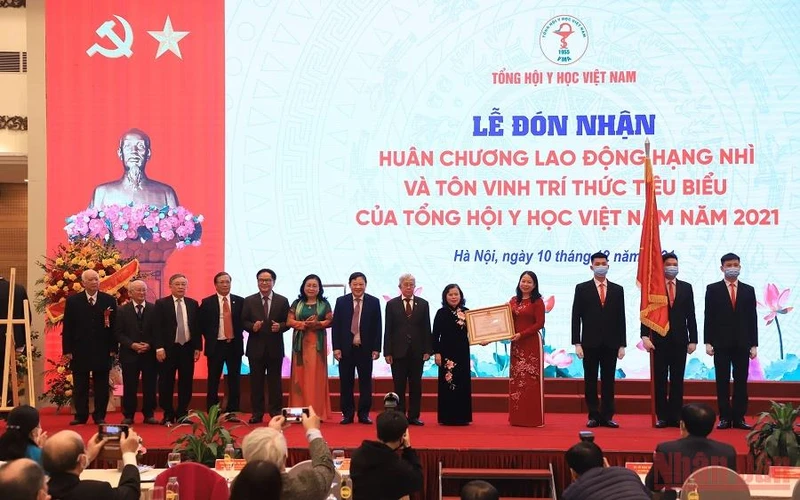 Phó Chủ tịch nước Võ Thị Ánh Xuân trao Huân chương Lao động hạng Nhì tặng Tổng hội Y học Việt Nam.