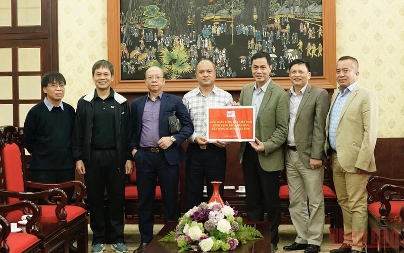 Liên đoàn bóng bàn Việt Nam trao tặng Câu lạc bộ bóng bàn Báo Nhân Dân bàn bóng tiêu chuẩn quốc gia.
