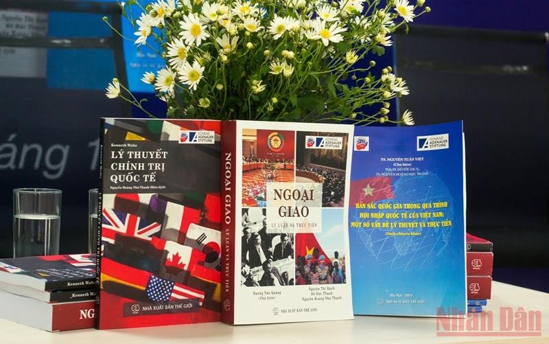 Bộ 3 cuốn sách nghiên cứu quan hệ quốc tế được biên soạn bởi nhóm các tác giả từ Học viện Ngoại giao, với kinh nghiệm dày dặn trong ngành ngoại giao cùng nhiều năm nghiên cứu, giảng dạy quan hệ quốc tế.