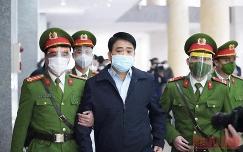 Lực lượng chức năng dẫn giải ông Nguyễn Đức Chung đến Tòa án. 