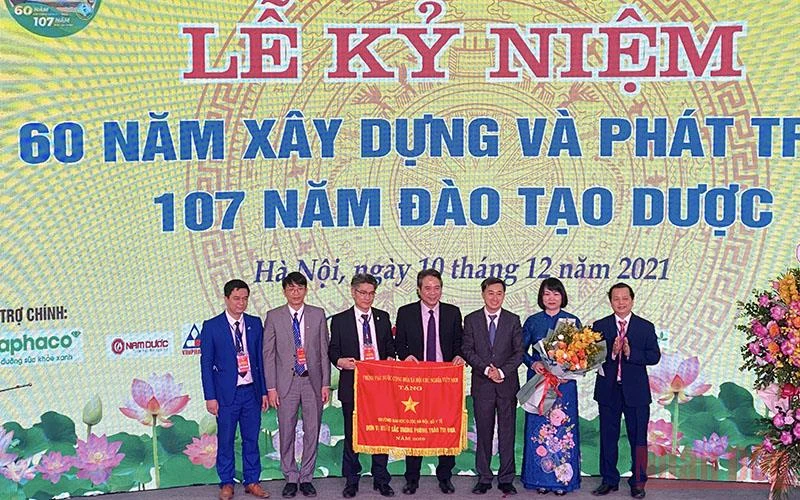 Trường đại học Dược Hà Nội đón nhận Cờ thi đua của Thủ tướng Chính phủ nhân kỷ niệm 60 năm xây dựng và phát triển. 