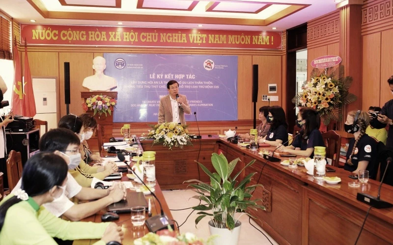 Ông Nguyễn Thế Hùng, Phó Chủ tịch Thường trực UBND TP Hội An phát biểu tại lễ ký kết.