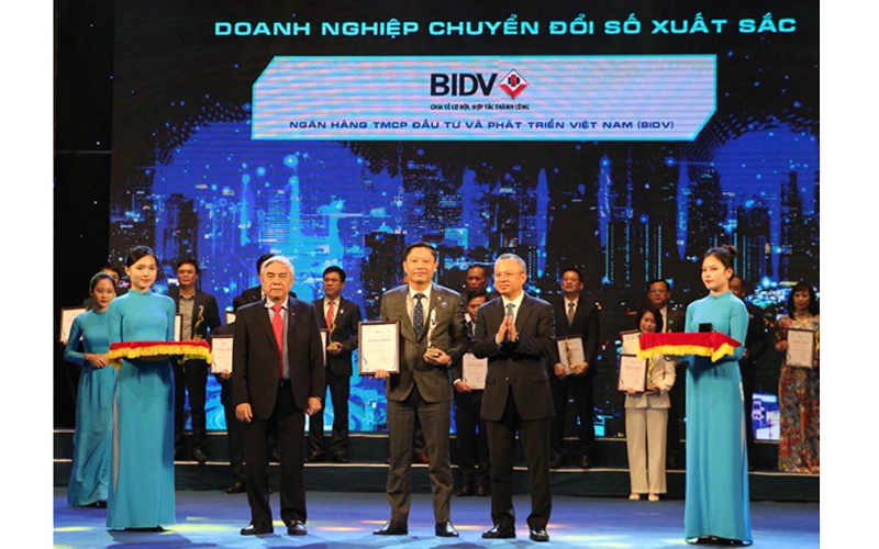 Ông Nguyễn Chiến Thắng - Giám đốc Trung tâm Ngân hàng số BIDV - đại diện BIDV nhận giải thưởng.