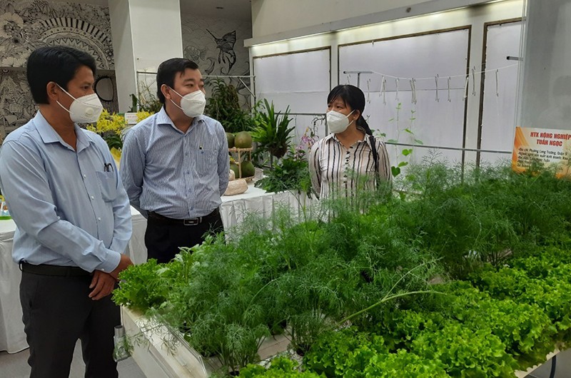 Các đại biểu tham quan sản phẩm nông nghiệp tiêu biểu TP Hồ Chí Minh năm 2020.