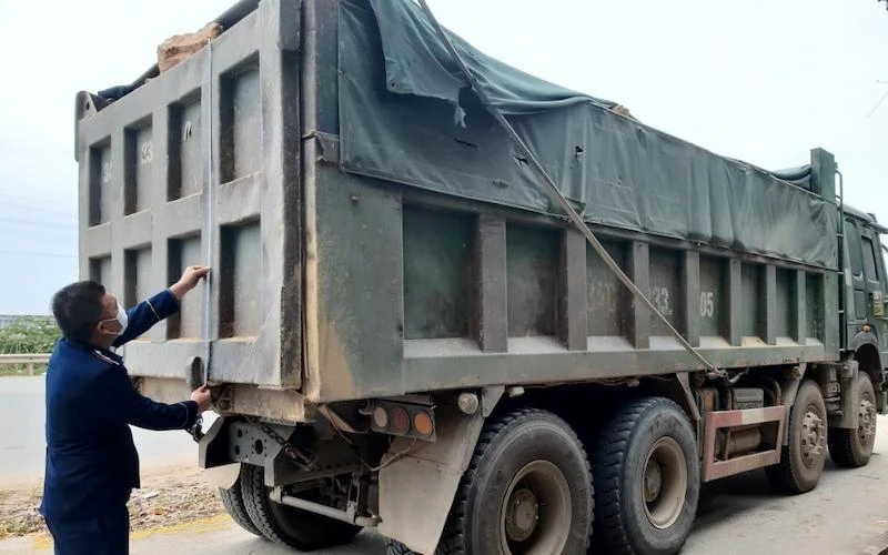 Một phương tiện chở vật liệu xây dựng trên quốc lộ 18 bị kiểm tra. (Ảnh: Tổng cục Đường bộ Việt Nam)
