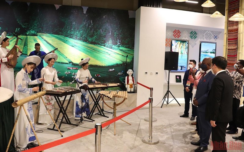 Biểu diễn nghệ thuật truyền thống giới thiệu văn hóa Việt Nam tại EXPO 2020.
