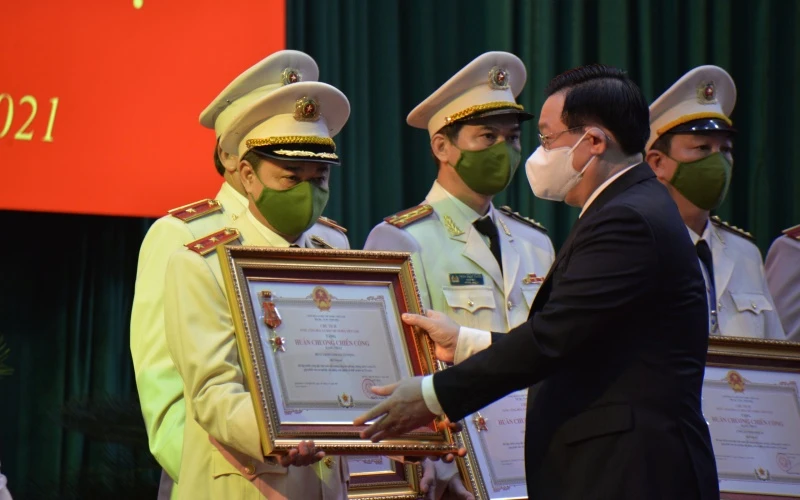 Chủ tịch Quốc hội Vương Đình Huệ trao tặng Bằng khen của Thủ tướng Chính phủ cho các cá nhân của Bộ Công an có thành tích xuất sắc trong công tác phòng, chống dịch Covid-19.