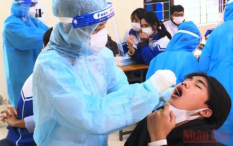 Lấy mẫu xét nghiệm sàng lọc Covid-19 cho học sinh ở huyện Hậu Lộc.