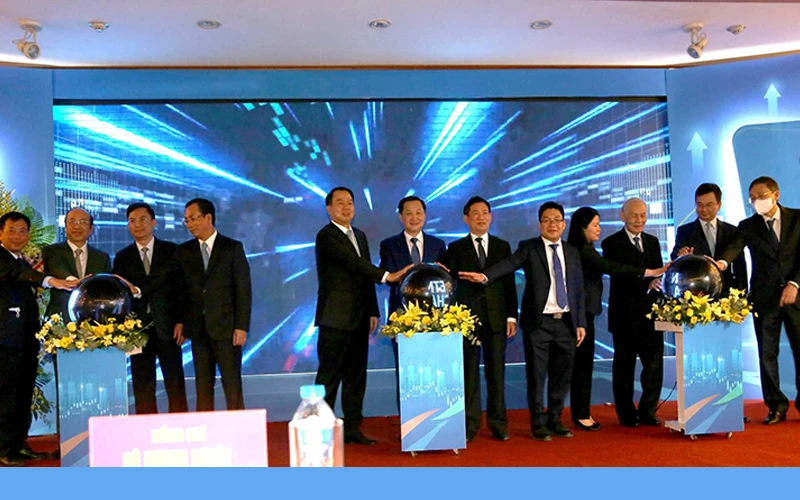 Phó Thủ tướng Lê Minh Khái, Bộ trưởng Tài chính Hồ Đức Phớc cùng các đại biểu thực hiện nghi thức ra mắt chính thức Sở giao dịch chứng khoán Việt Nam. Ảnh: VNX 