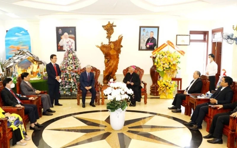 Chủ tịch Ủy ban Trung ương Mặt trận Tổ quốc Việt Nam cùng đoàn công tác Trung ương và tỉnh Nghệ An đến chúc mừng Tòa Giám mục Giáo phận Vinh, nhân dịp Lễ Giáng sinh năm 2021. (Ảnh: Nguyên Sơn)