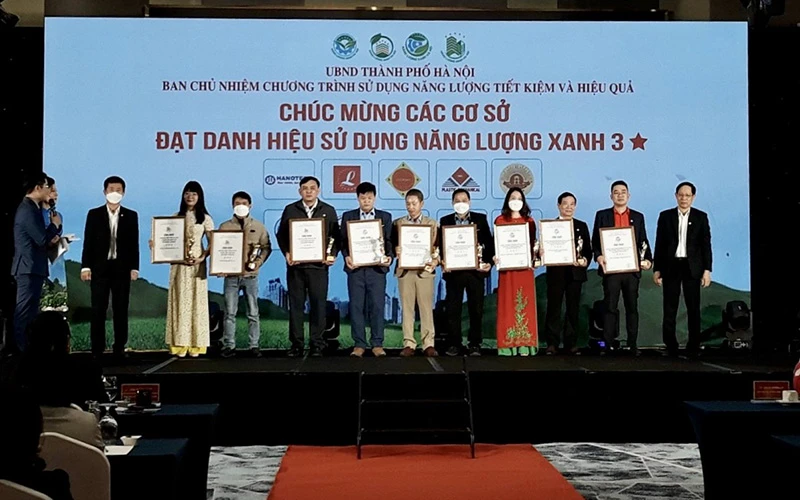 Trao giải cho các cơ sở đạt danh hiệu Năng lượng xanh Hà Nội 2021.