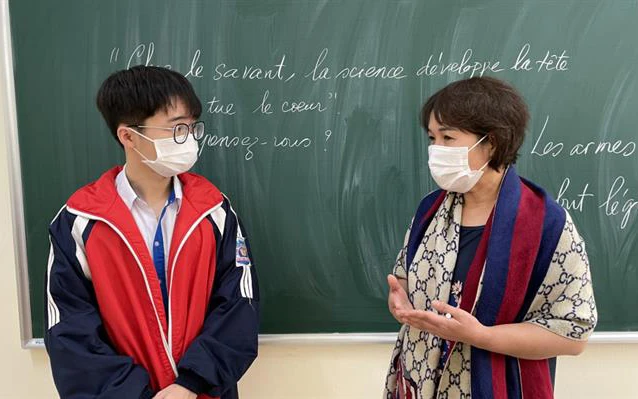 Học sinh Ngô Minh Long (bên trái) cùng cô giáo tại Trường THPT Hòn Gai, Quảng Ninh. (Ảnh: Báo Quảng Ninh)