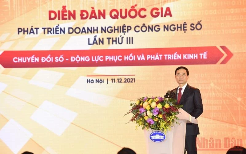 Bộ trưởng Thông tin và Truyền thông Nguyễn Mạnh Hùng phát biểu tại Diễn đàn. (Ảnh: TRẦN HẢI)