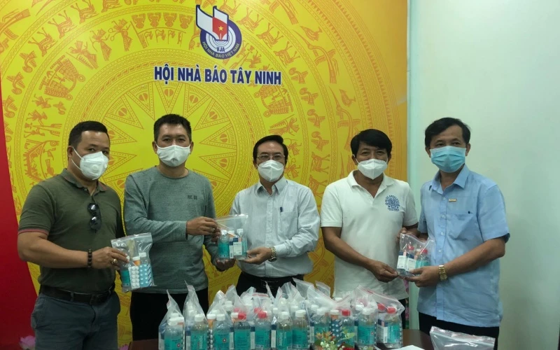Giám đốc Hợp tác xã Toàn Phát Lê Đức Toàn (thứ 2 từ phải qua) trao túi thuốc cho Hội Nhà báo Tây Ninh.