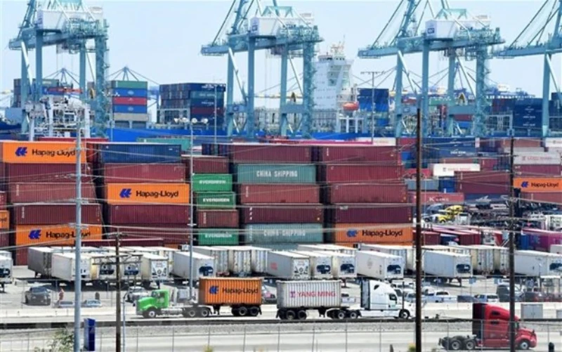 Bốc dỡ container hàng hóa tại cảng Long Beach, California, Mỹ. (Ảnh: AFP/TTXVN)