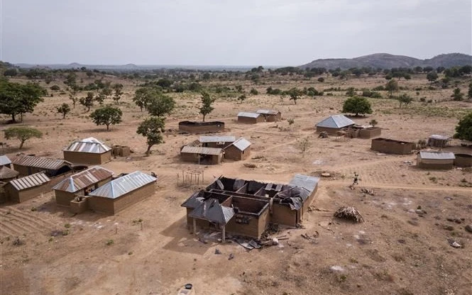 Nhà cửa bị tàn phá sau vụ tấn công tại một ngôi làng ở bang Kaduna, tây bắc Nigeria. (Ảnh minh họa: AFP/TTXVN)