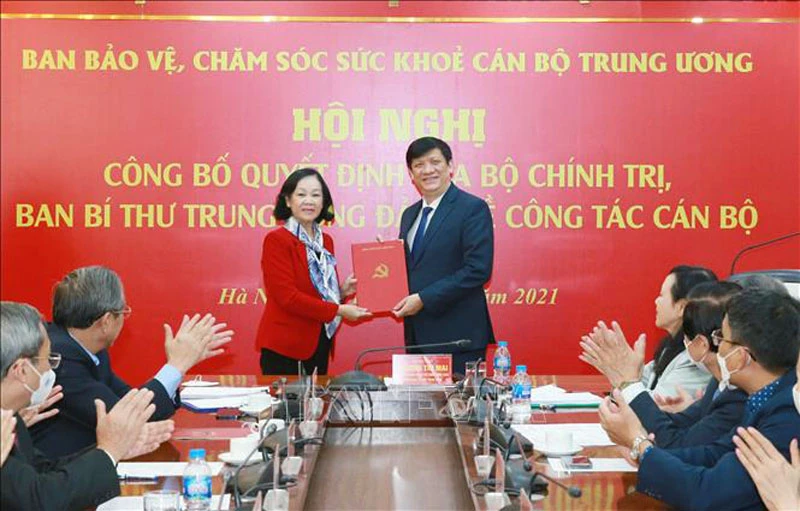 Trưởng Ban Tổ chức Trung ương Trương Thị Mai trao Quyết định của Bộ Chính trị phân công đồng chí Nguyễn Thanh Long.