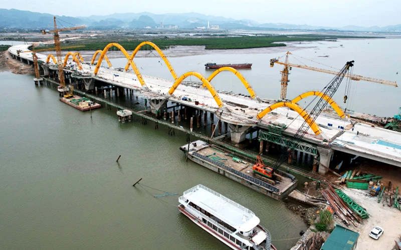 Cầu Cửa Lục 1 (Quảng Ninh) đang được hoàn thiện các hạng mục cuối cùng, đảm bảo hoàn thành vào cuối năm 2021.