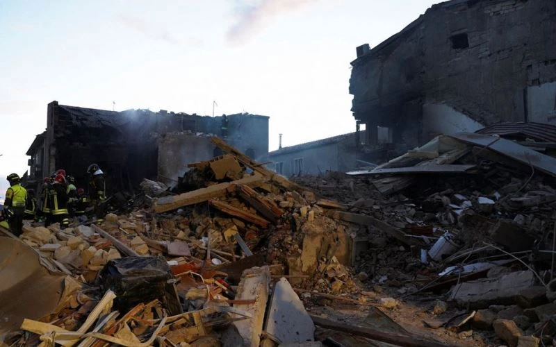 Lực lượng cứu hộ tìm kiếm những nạn nhân còn mất tích trong vụ sập nhà do nổ khí đốt ở Ravanusa, Italia, ngày 12/12/2021. (Ảnh: Reuters)
