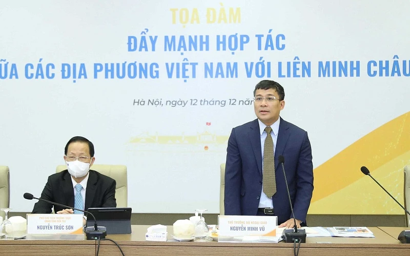 Thứ trưởng Ngoại giao Nguyễn Minh Vũ phát biểu ý kiến tại tọa đàm. (Ảnh: Báo Thế giới và Việt Nam)