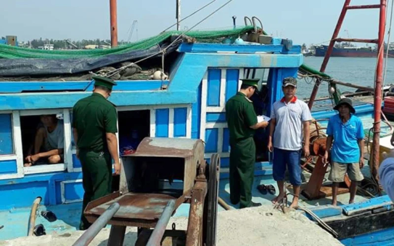 Biên phòng cửa khẩu cảng Cửa Việt tuyên truyền ngư dân không khai thác trái phép ở vùng biển nước ngoài.