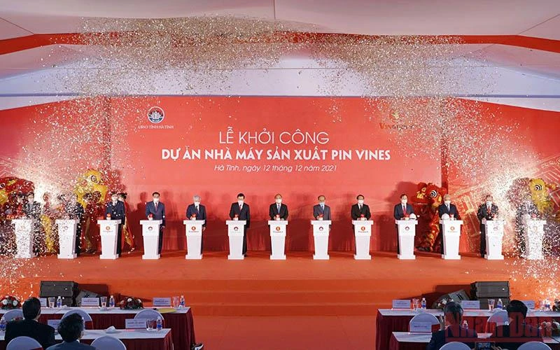 Chủ tịch nước Nguyễn Xuân Phúc cùng các đồng chí lãnh đạo Đảng, Nhà nước bấm nút khởi công Nhà máy sản xuất pin VinES.